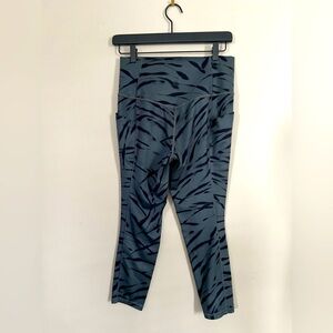Athleta Salutation Stash Pocket II 7/8 leggings Size M